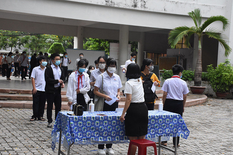 Tất cả thí sinh được đo thân nhiệt, rửa tay sát khuẩn trước khi lấy mẫu xét nghiệm. Đà Nẵng lấy mẫu xét nghiệm cho hơn 14.300 thí sinh dự kỳ thi tuyển sinh lớp 10 -0