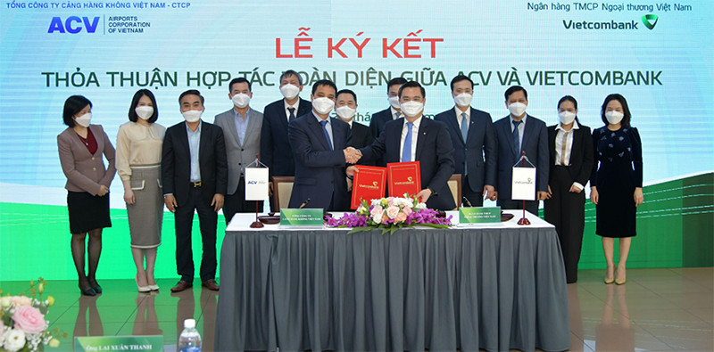 Ông Nguyễn Thanh Tùng-Phó Tổng Giám đốc phụ trách Ban điều hành Vietcombank (bên phải) và ông Vũ Thế Phiệt-Tổng Giám đốc ACV ký Thỏa thuận hợp tác. Vietcombank và Tổng công ty Cảng hàng không Việt Nam ký kết Thỏa thuận hợp tác toàn diện -0