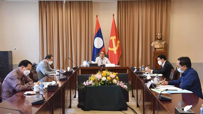 Đồng chí Bounthong Chitmany (giữa) chủ trì hội nghị. Ảnh: Pasaxon