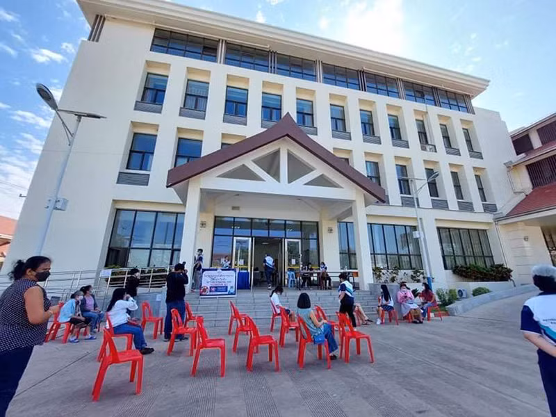 Tiêm vaccine ngừa Covid-19 cho trẻ từ 12-17 tuổi tại Thủ đô Vientiane. Hiện có khoảng 90.000 trường hợp trong nhóm này được tiêm mũi thứ nhất. Ảnh: Xuân Sơn