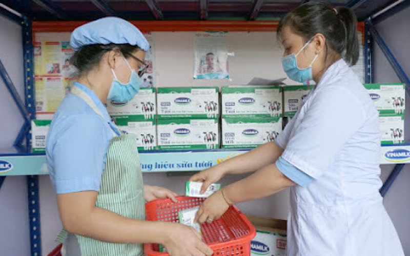 Nhà trường phối hợp cùng Vinamilk làm tốt các công tác đặt sản phẩm, kiểm tra, bảo quản sữa dùng trong chương trình Sữa học đường. Bình Định tích cực với các công tác triển khai sữa học đường trong năm học mới -0