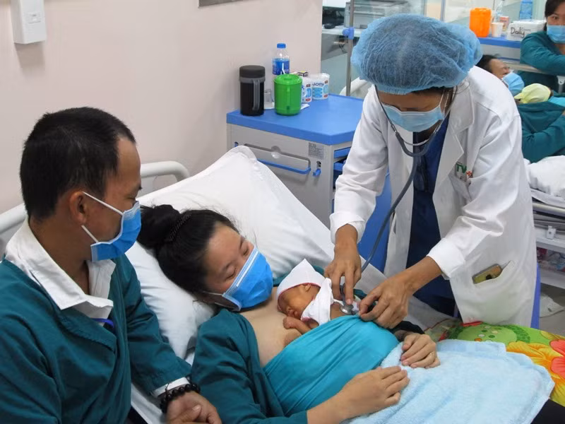 Bé gái mới sinh cân nặng chỉ 700 gram, sau 57 ngày chăm sóc đặc biệt tại Bệnh viện Sản Nhi Long An đã cân nặng 1,545 kg và được xuất viện.