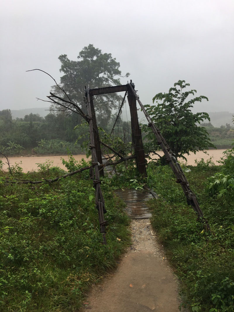 Cầu treo thôn Đăk Sút, xã Đăk Kroong, huyện Đăk Glei đi thôn Gia Tun Đăk Ang, huyện Ngọc Hồi do ảnh hưởng mưa lớn bị nghiêng. Di dời 37 hộ dân tại điểm tái định cư thôn Kon Năng (cũ) tại huyện Đăk Glei, tỉnh Kon Tum đến nơi an toàn -0