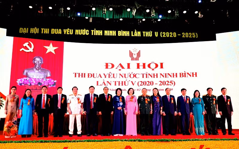 Các đại biểu chụp ảnh lưu niệm với Phó Chủ tịch nước.