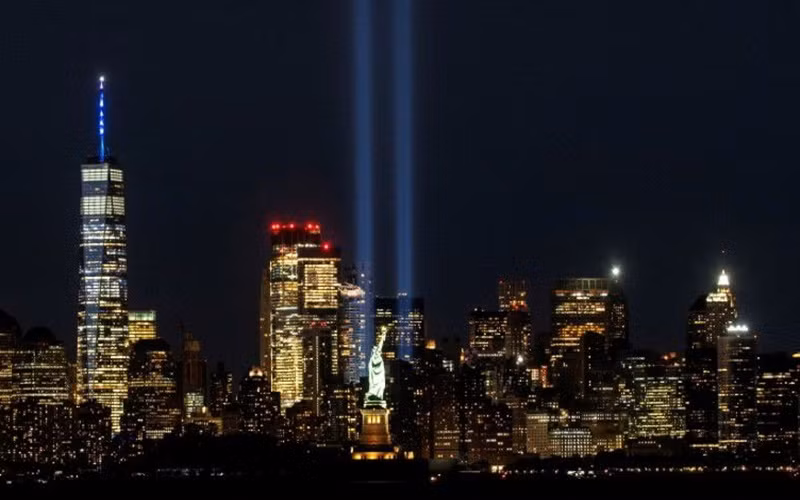 Cứ vào ngày 11/9 hằng năm, TP New York lại chiếu đèn tưởng niệm, tượng trưng cho tòa tháp đôi của Trung tâm Thương mại thế giới. (Ảnh: Reuters)