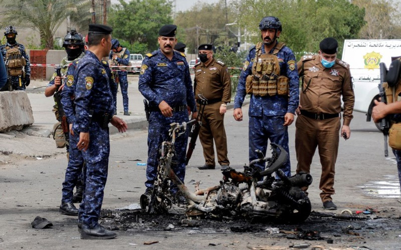 Lực lượng an ninh Iraq có mặt tại hiện trường vụ nổ ở thủ đô Baghdad, ngày 23/3/2021. (Ảnh: Reuters)