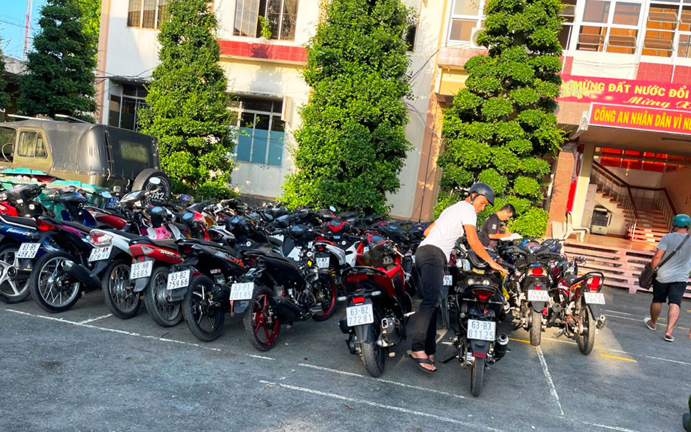 Các phương tiện đua xe trái phép bị lực lượng công an bắt giữ và đưa về cơ quan công an. Bắt 90 “quái xế” đua xe trái phép -0