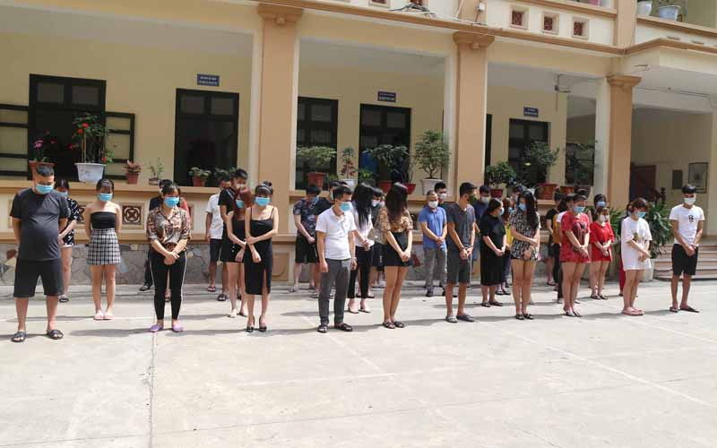 Các thanh niên hát karaoke bị đưa về cơ quan Công an. Bắt quả tang 12 thanh niên ở Đà Nẵng sử dụng ma túy -0