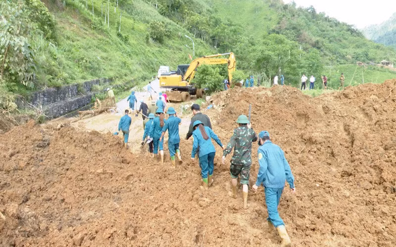 Huy động các lực lượng tại chỗ phân luồng và khắc phục sạt lở.