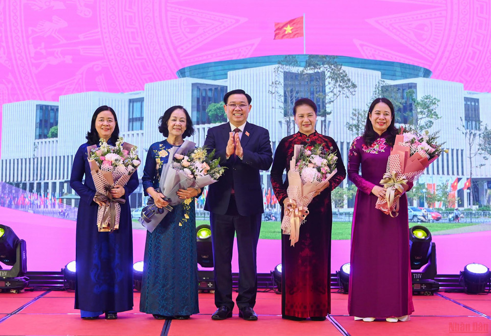 Chủ tịch Quốc hội Vương Đình Huệ tặng hoa chúc mừng các đại biểu tại buổi gặp mặt. Nữ đại biểu Quốc hội đóng góp quan trọng nâng cao chất lượng, hiệu quả hoạt động của Quốc hội -0