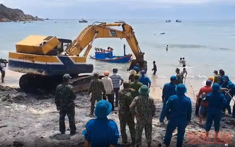 Lực lượng vũ trang tỉnh Bình Định đã hỗ trợ người dân xã Nhơn Lý, thành phố Quy Nhơn trục vớt tàu thuyền bị chìm do lốc xoáy vào ngày 31/3. (Ảnh: CÁT HÙNG)