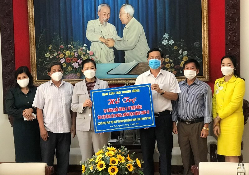Phó Chủ tịch Ủy ban Mặt trận Tổ quốc Việt Nam Trương Thị Ngọc Ánh trao 50 thùng khẩu trang y tế và 20 triệu đồng ủng hộ tỉnh Kon Tum phòng, chống dịch Covid-19. Tặng khẩu trang y tế và kinh phí xây nhà Đại đoàn kết tại Kon Tum -0