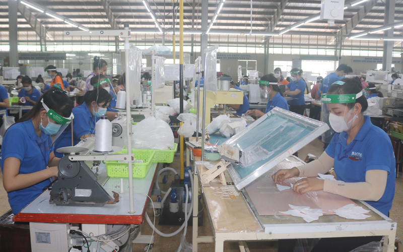 Công nhân Công ty trách nhiệm hữu hạn Thương mại và sản xuất Bảo Tiên, ấp Khánh Lộc, xã Song Lộc (Châu Thành) trở lại làm việc sau dịch Covid-19. Gần 29 nghìn công nhân ở Trà Vinh trở lại làm việc -0