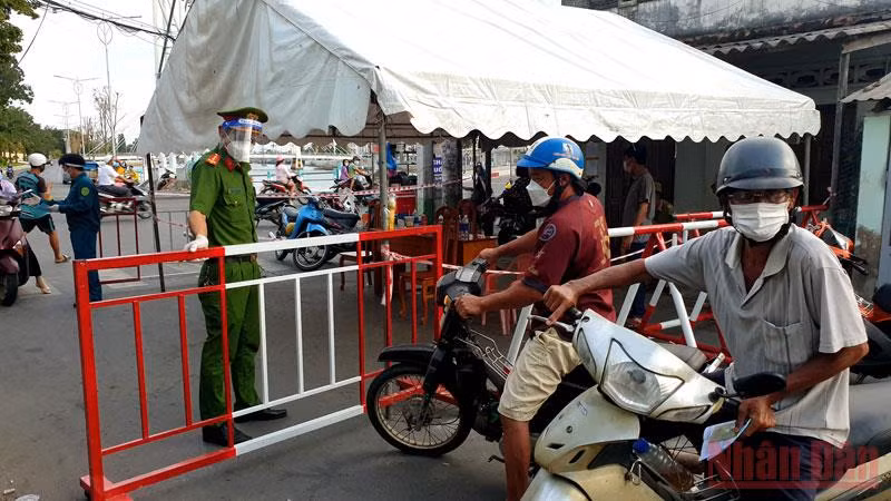 Chốt kiểm soát người và phương tiện ra vào “vùng đỏ” thuộc khu phố 8, phường Phú Trinh, TP Phan Thiết (Bình Thuận).