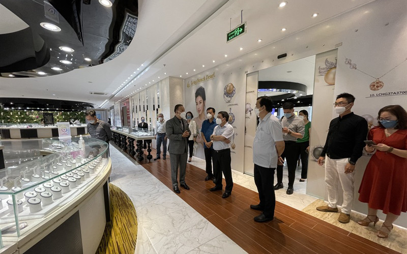 Đoàn công tác kiểm tra tại điểm mua sắm. (Ảnh: TCDL) Phú Quốc đã hoàn tất công tác chuẩn bị đón khách quốc tế -0