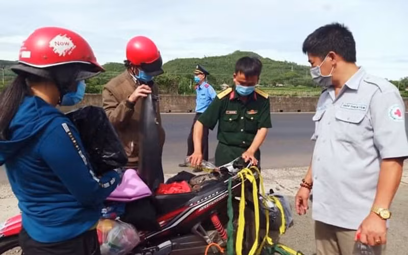 Hỗ trợ 1.450 suất quà hỗ trợ người dân từ phía nam về quê qua địa bàn Phú Yên -0