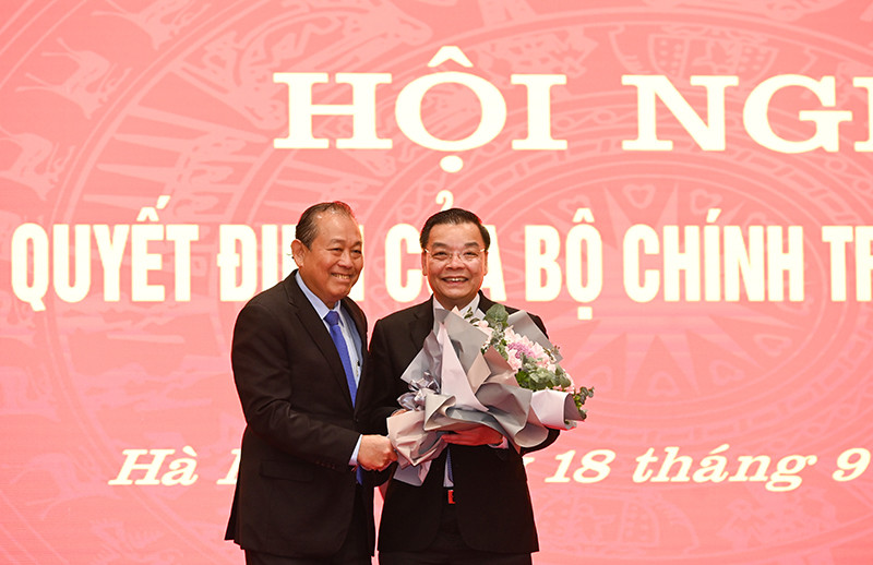 Phó Thủ tướng Thường trực Trương Hòa Bình tặng hoa chúc mừng đồng chí Chu Ngọc Anh. Ảnh: DUY LINH Bộ Chính trị phân công đồng chí Chu Ngọc Anh làm Phó Bí thư Thành ủy Hà Nội -0