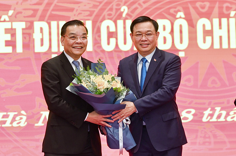 Đồng chí Vương Đình Huệ, Ủy viên Bộ Chính trị, Bí thư Thành ủy tặng hoa chúc mừng đồng chí Chu Ngọc Anh. Ảnh: DUY LINH Bộ Chính trị phân công đồng chí Chu Ngọc Anh làm Phó Bí thư Thành ủy Hà Nội -0