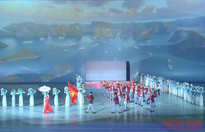 Đoàn thể thao Việt Nam có 951 vận động viên tranh tài đủ 40 môn. Người cầm cờ là vận động viên bơi Nguyễn Huy Hoàng. (Ảnh: DUY LINH) Lễ khai mạc SEA Games 31: Vì một Đông Nam Á mạnh mẽ hơn! -0