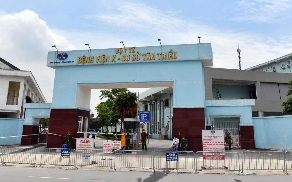 5 giờ ngày 7-5, khi nhận được báo cáo từ Bệnh viện K, Bộ Y tế đã chỉ đạo ngay đóng cửa ba cơ sở của bệnh viện, theo tinh thần "nội bất xuất, ngoại bất nhập", đồng thời kết hợp UBND TP Hà Nội, đặc biệt là Sở Y tế, triển khai các biện pháp khẩn trương truy vết. 1_0497-1620375436711.jpg