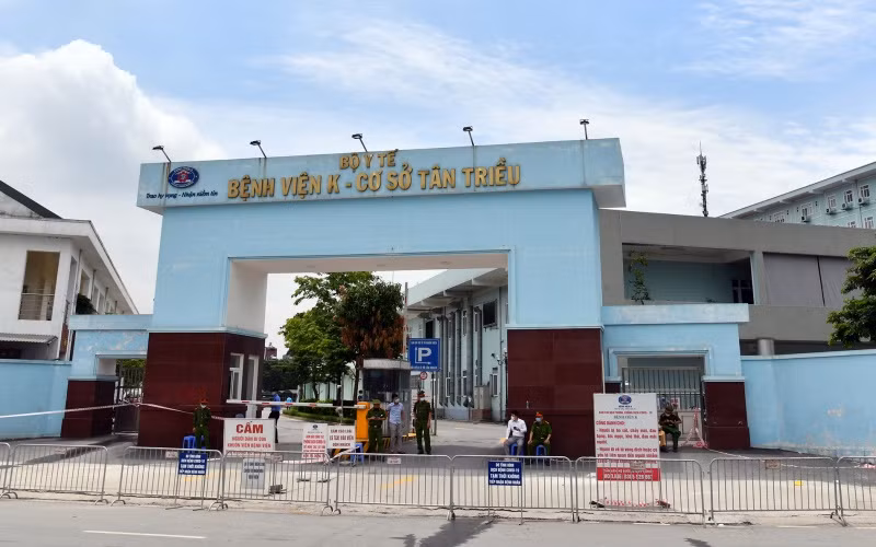 5 giờ ngày 7-5, khi nhận được báo cáo từ Bệnh viện K, Bộ Y tế đã chỉ đạo ngay việc đóng cửa 3 cơ sở của bệnh viện, theo tinh thần "nội bất xuất, ngoại bất nhập", đồng thời kết hợp UBND TP Hà Nội, đặc biệt là Sở Y tế, triển khai các biện pháp khẩn trương truy vết.