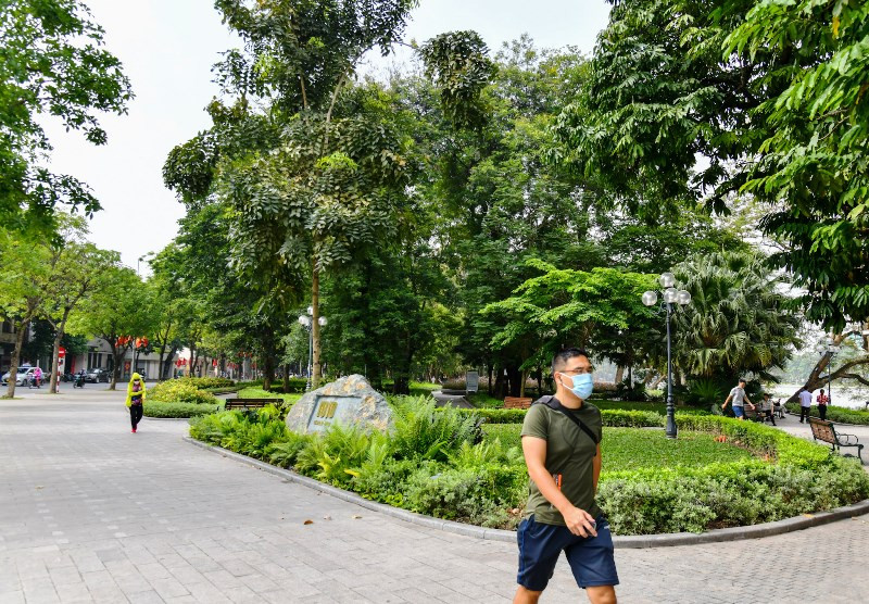 Tại khu vực hồ Hoàn Kiếm, mặc dù lực lượng chức năng thường xuyên nhắc nhở, nhưng nhiều người dân vẫn duy trì thói quen tập thể dục. Hà Nội tăng cường phòng, chống dịch tại các điểm kinh doanh -0