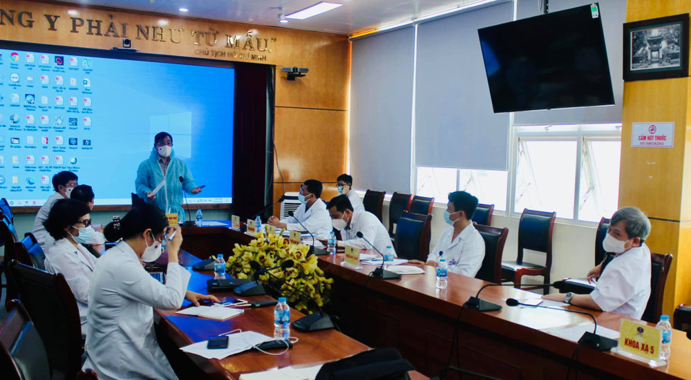 PGS, TS Lương Ngọc Khuê, Cục trưởng Cục Quản lý khám, chữa bệnh làm việc tại Bệnh viện K sáng nay. PGS, TS Lương Ngọc Khuê: Nâng mức cảnh báo, ngăn dịch tấn công vào bệnh viện -0