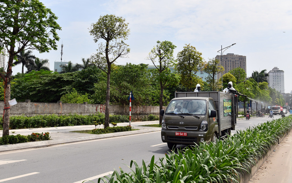 Xe chuyên dụng tiến hành phun khử khuẩn các tuyến đường xung quanh Bệnh viện K cơ sở Tân Triều. 10_0606-1620375521648.jpg