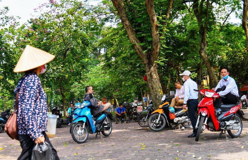 Hoạt động kinh doanh trà đá vỉa hè, xe ôm không đeo khẩu trang nơi công cộng vẫn diễn ra tại khu vực vườn hoa Hàng Đậu. Hà Nội tăng cường phòng, chống dịch tại các điểm kinh doanh -0