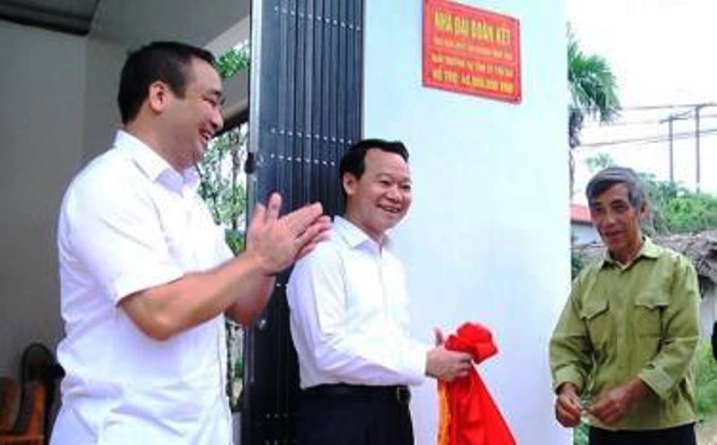 Chủ tịch UBND tỉnh Đỗ Đức Duy dự lễ trao nhà “Đại đoàn kết” cho bệnh binh 2/3 Nguyễn Văn Định, trú xã Phú Thịnh, huyện Yên Bình, ngày 15-9.