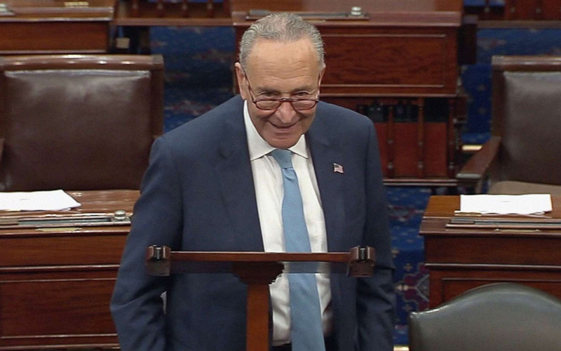 Lãnh đạo phe đa số tại Thượng viện Chuck Schumer thông báo đạt được thỏa thuận nâng trần nợ công. (Ảnh: ABC News)