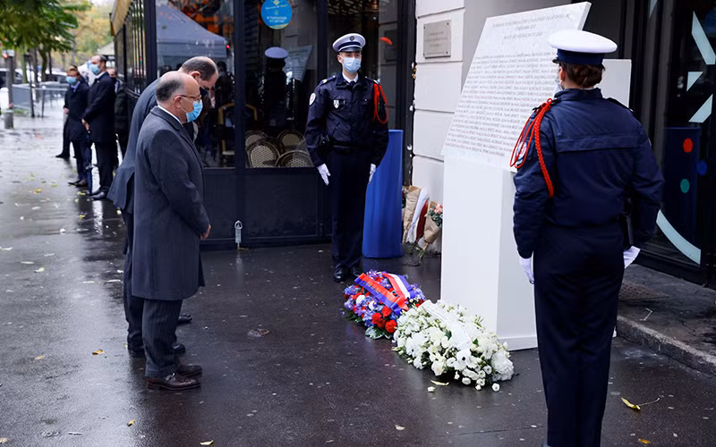 Thủ tướng Pháp Jean Castex tại lễ tưởng niệm các nạn nhân vụ khủng bố 2015. (Ảnh: Reuters)