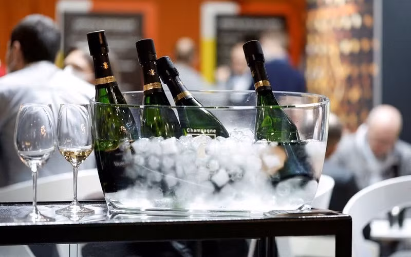 Các chai rượu champagne được trưng bày trên quầy rượu tại Hội chợ rượu Wine Paris & Vinexpo tại Trung tâm hội nghị Paris Expo Porte de Versailles, Paris, Pháp, ngày 14/2/2022. (Ảnh: REUTERS)