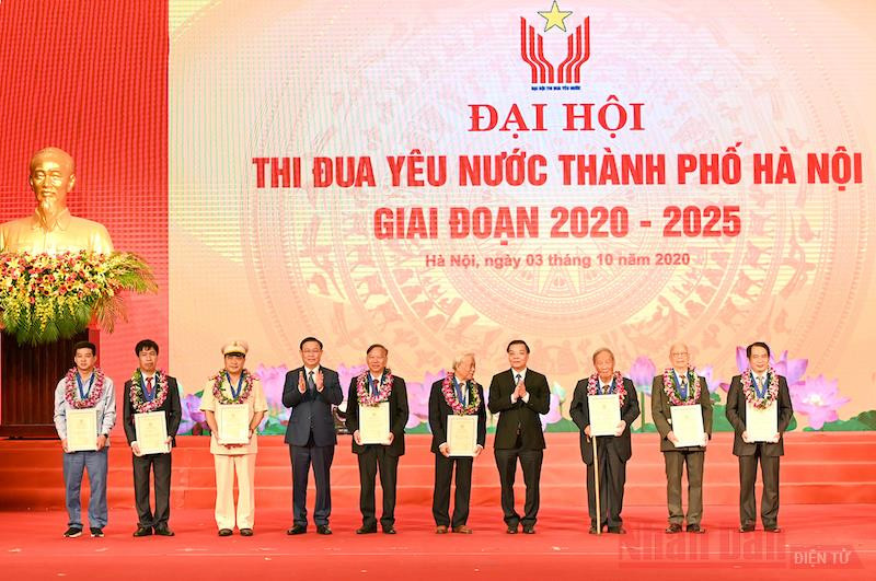 Bí thư Thành ủy Hà Nội Vương Đình Huệ và Chủ tịch UBND thành phố Chu Ngọc Anh trao danh hiệu "Công dân Thủ đô ưu tú" năm 2020 cho các cá nhân. (Ảnh: DUY LINH) Thủ tướng Nguyễn Xuân Phúc dự Đại hội thi đua yêu nước TP Hà Nội -0