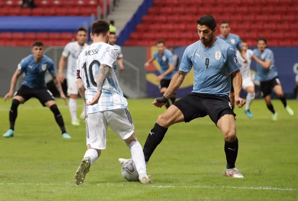 Messi với pha đi bóng vượt qua tiền đạo Luis Suarez (Uruguay). 