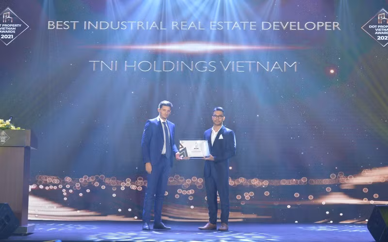 Đại diện TNI Holdings Vietnam vinh dự lên nhận giải thưởng.