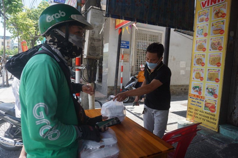 Khách hàng đặt hàng mang đi trưa nay, 7-5. Hàng loạt hàng quán tại Đà Nẵng treo bảng chỉ bán mang về -0