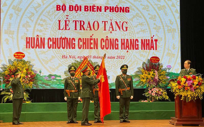 Thượng tướng Hoàng Xuân Chiến, Ủy viên Trung ương Đảng, Thứ trưởng Quốc phòng trao Huân chương cho các tập thể, cá nhân thuộc Bộ đội Biên phòng.