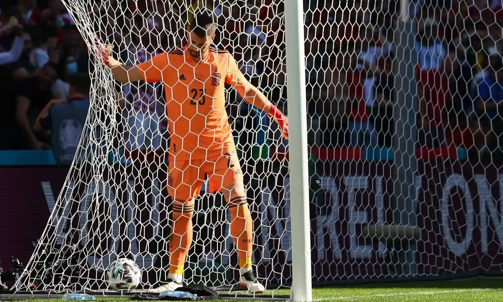 Unai Simon tự mình vào lưới nhặt bóng sau tình huống lơ đãng. Tây Ban Nha 5 - 3 Croatia: Cơn mưa bàn thắng trên sân Parken -0