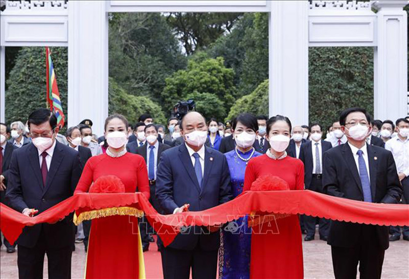 Chủ tịch nước Nguyễn Xuân Phúc và các đại biểu thực hiện nghi thức cắt băng khánh thành Đền thờ Tây Sơn Tam Kiệt. (Ảnh: Thống Nhất/TTXVN) Chủ tịch nước dự Lễ khánh thành Đền thờ Tây Sơn Tam kiệt -0