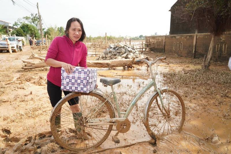 Thủ tướng thăm hỏi, động viên bà con vùng lũ -0