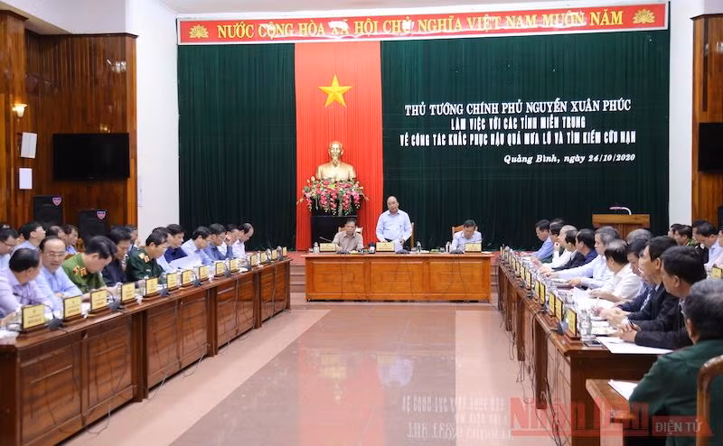 Thủ tướng Nguyễn Xuân Phúc làm việc với các tỉnh miền trung về công tác khắc phục hậu quả mưa lũ -0