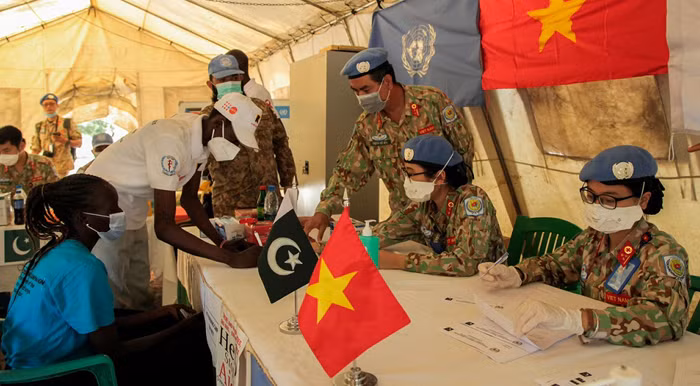 Bệnh viện dã chiến cấp 2 số 3 Việt Nam phối hợp Bệnh viện dã chiến cấp 1 Pakistan lấy máu, test nhanh, tư vấn cho người dân Nam Sudan cách phòng, chống HIV-AIDS. (Ảnh: mod.gov.vn)