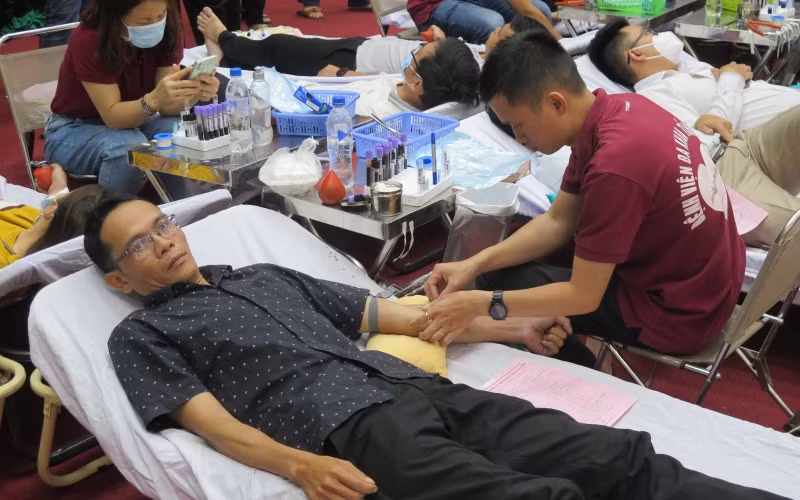Đông đảo tầng lớp nhân dân trên địa bàn thành phố Kon Tum tham gia hiến máu tình nguyện.
