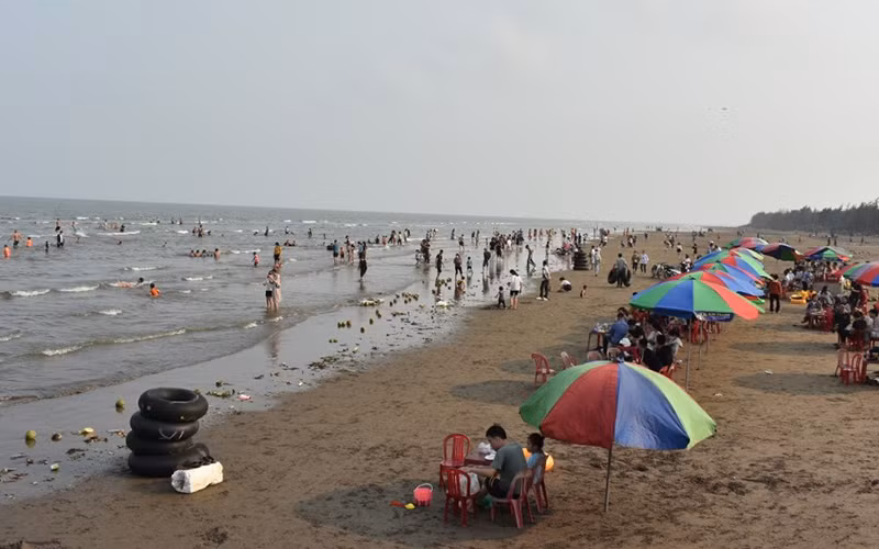 Ước tính có khoảng 8.000 đến 10.000 người đổ về bãi biển Cồn Vành, tỉnh Thái Bình trong hai ngày nghỉ lễ vừa qua. (Ảnh:MAI TÚ)