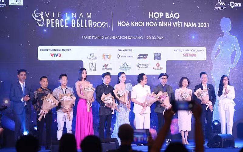 Ban Tổ chức tặng hoa Ban Giám khảo cuộc thi Hoa khôi Hòa Bình Việt Nam 2021.