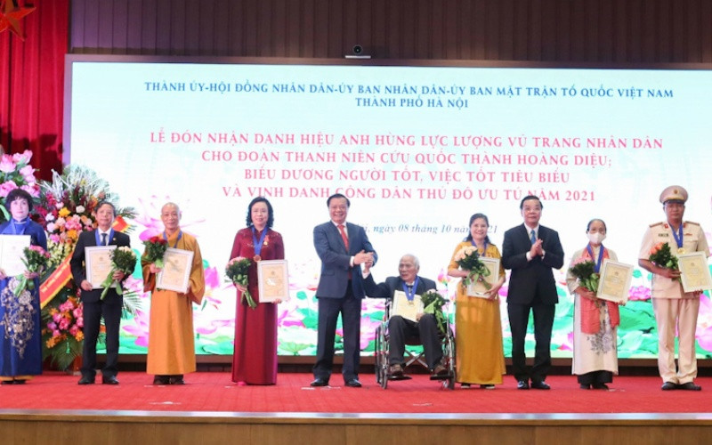 Bí thư Thành ủy Đinh Tiến Dũng và Chủ tịch UBND thành phố Chu Ngọc Anh trao tặng danh hiệu “Công dân Thủ đô ưu tú” năm 2021. (Ảnh: Duy Linh) Chủ tịch nước Nguyễn Xuân Phúc trao danh hiệu Anh hùng cho Đoàn Thanh niên cứu quốc Thành Hoàng Diệu -0