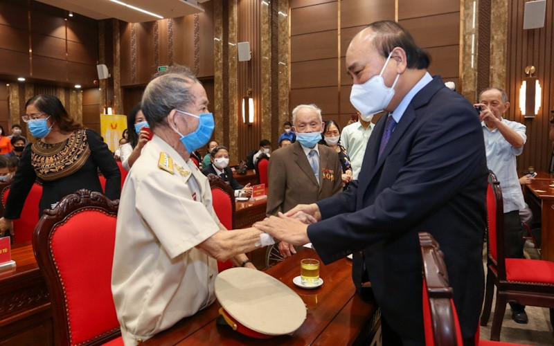 Chủ tịch nước Nguyễn Xuân Phúc với các đại biểu tại buổi lễ. (Ảnh: Duy Linh) Chủ tịch nước Nguyễn Xuân Phúc trao danh hiệu Anh hùng cho Đoàn Thanh niên cứu quốc Thành Hoàng Diệu -0
