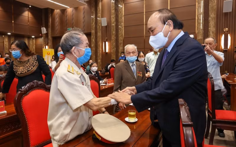 Chủ tịch nước Nguyễn Xuân Phúc trao danh hiệu Anh hùng cho Đoàn Thanh niên cứu quốc Thành Hoàng Diệu -0