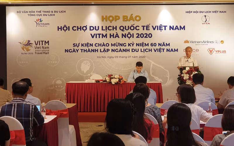 Phó Chủ tịch Hiệp hội Du lịch Việt Nam Vũ Thế Bình phát biểu tại Họp báo sáng 8-7 (Ảnh: TRANG LINH)
